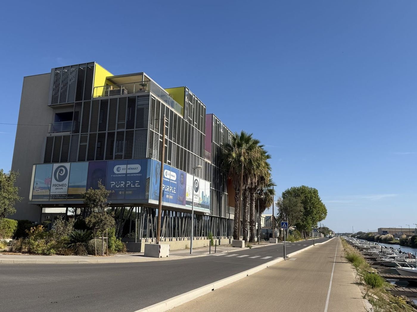 Le bâtiment de l'Espace Don Quichotte à Sète, face au canal